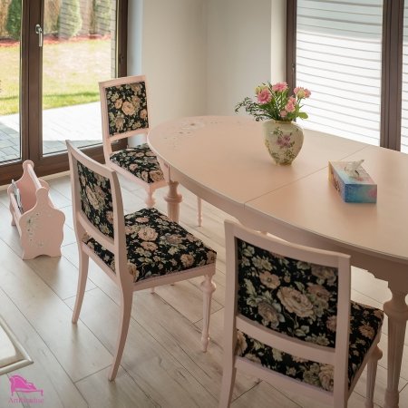 eklektyczny stół z krzesłami - Pudrowa peonia